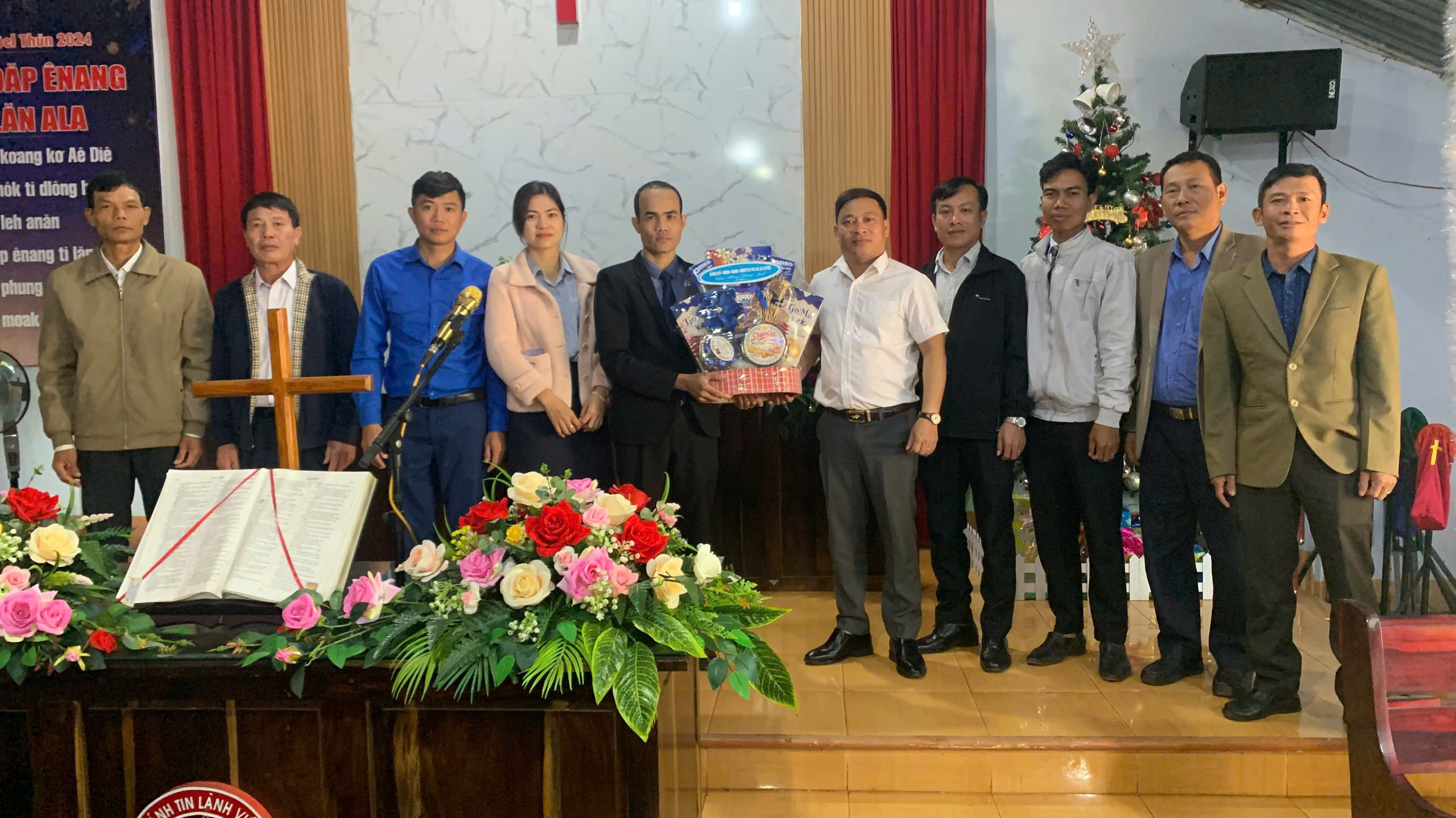 TỔ CHỨC THĂM HỎI, CHÚC MỪNG GIÁO XỨ VINH HOÀ VÀ CÁC CHI HỘI TIN LÀNH NHÂN DỊP LỄ GIÁNG SINH NĂM 2024
