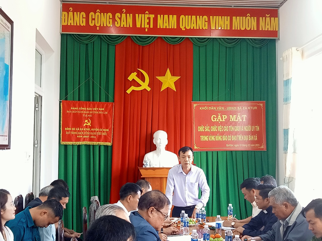 GẶP MẶT CHỨC SẮC, CHỨC VIỆC CÁC TÔN GIÁO VÀ NGƯỜI UY TÍN TRONG VÙNG ĐỒNG BÀO CÓ ĐẠO TRÊN ĐỊA BÀN XÃ EA KTUR NĂM 2025  