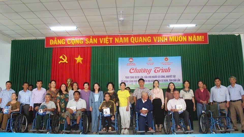 TRAO TẶNG XE LĂN VÀ SỮA CHO NGƯỜI KHUYẾT TẬT, NGƯỜI CÓ CÔNG
