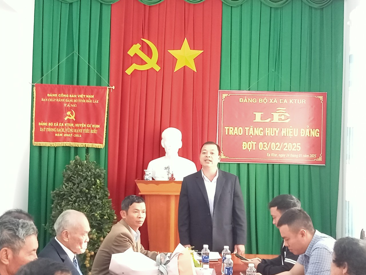 TRAO TẶNG HUY HIỆU ĐẢNG ĐỢT 03/02/2025 ĐỐI VỚI CÁC ĐẢNG VIÊN THUỘC ĐẢNG BỘ XÃ EA KTUR