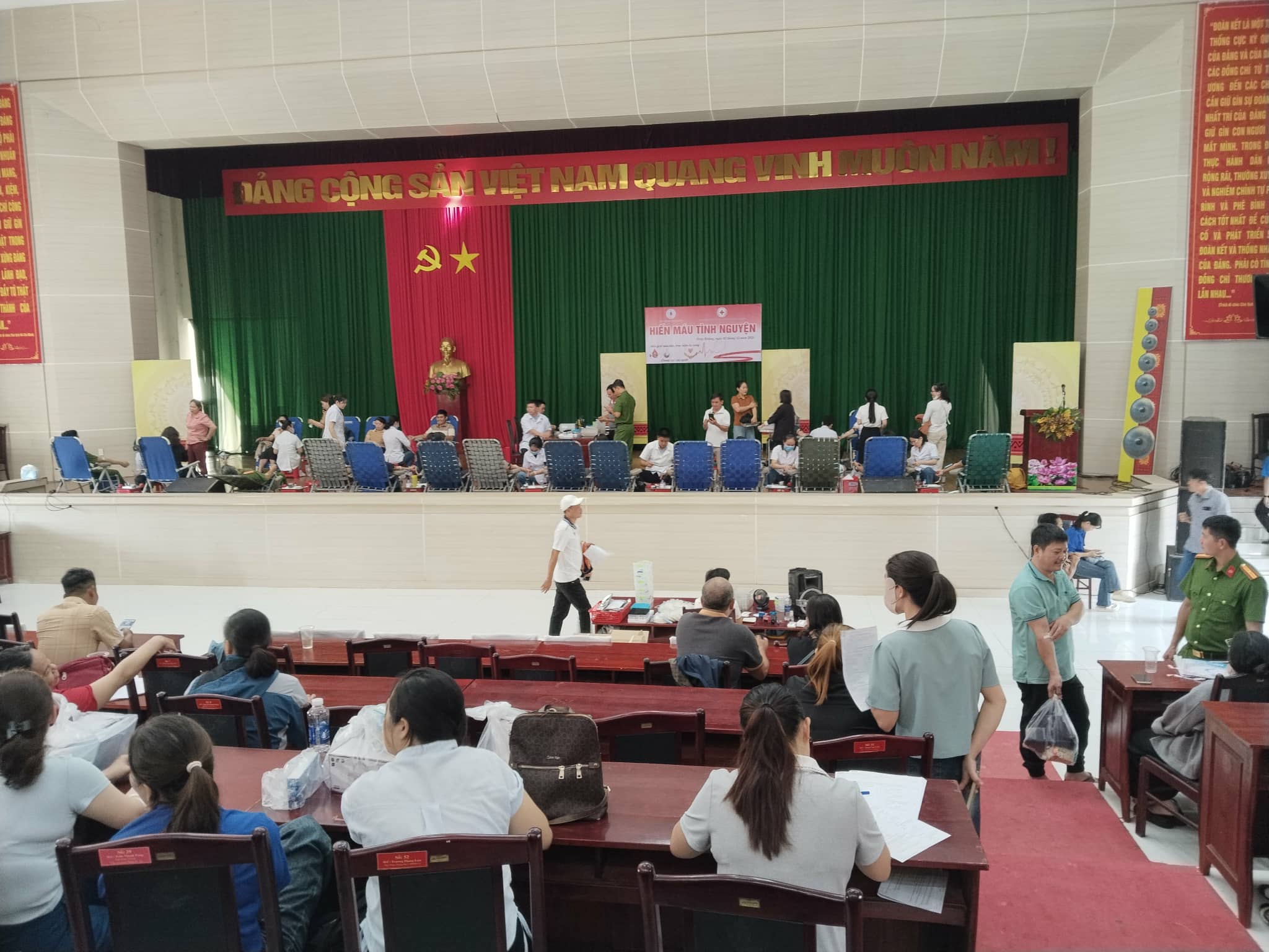 Cán bộ, đảng viên và nhân dân xã Ea Ktur tích cực tham gia hiến máu nhân đạo